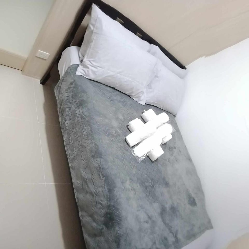1BR Makati Condo-Pool View with Fiber Line Internet Apartment in Makati