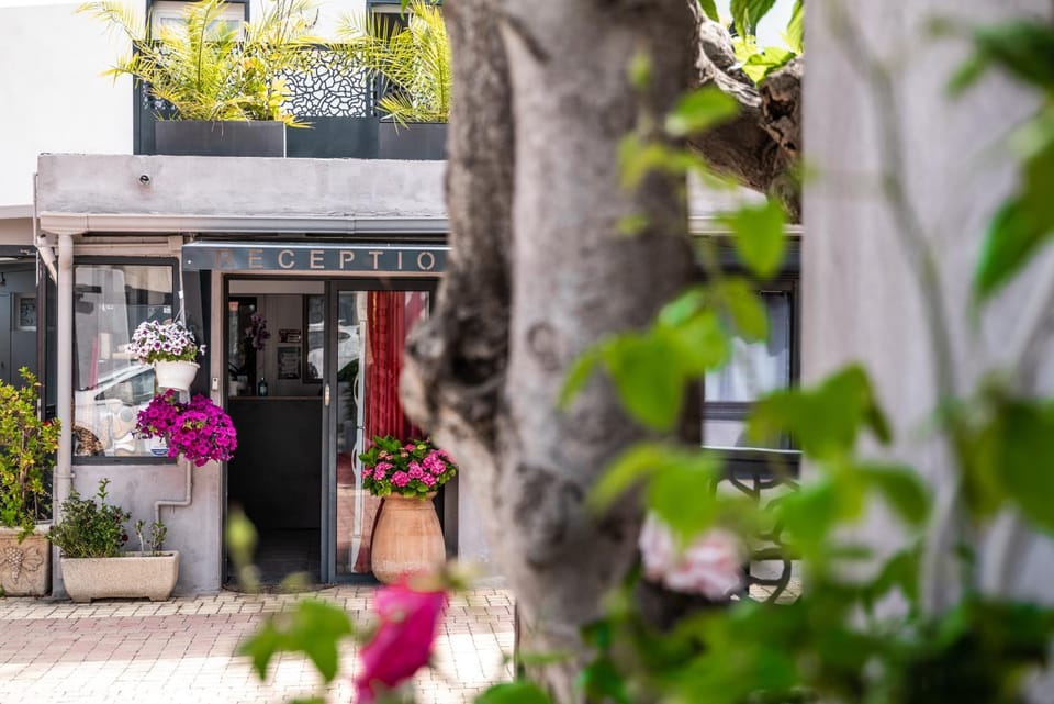 Hôtel Eden Cassis - centre-ville- piscine chauffée, jacuzzi et sauna - parking privé Hotel in Cassis