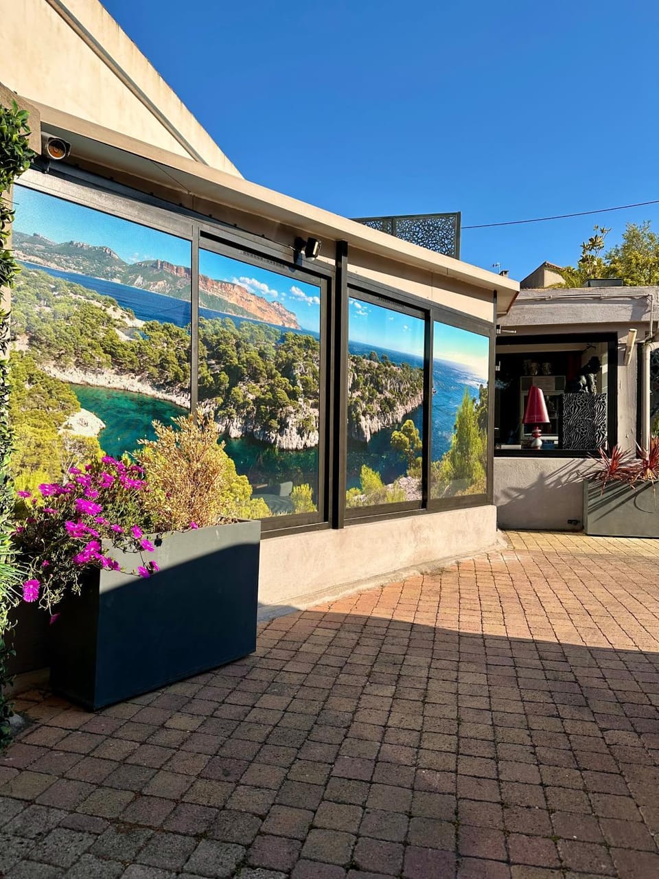 Hôtel Eden Cassis - centre-ville- piscine chauffée, jacuzzi et sauna - parking privé Hotel in Cassis