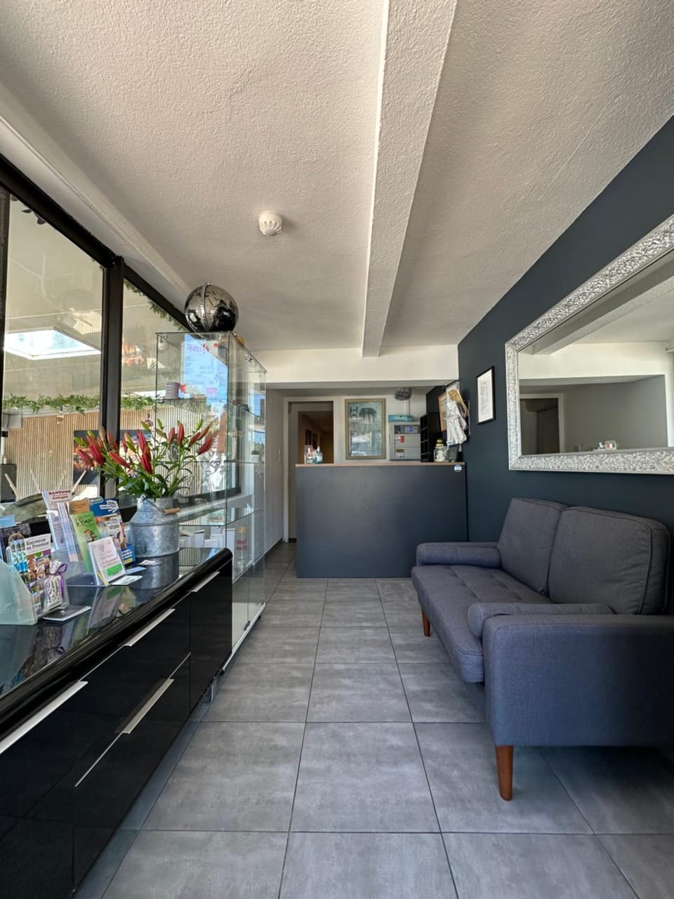 Hôtel Eden Cassis - centre-ville- piscine chauffée, jacuzzi et sauna - parking privé Hotel in Cassis