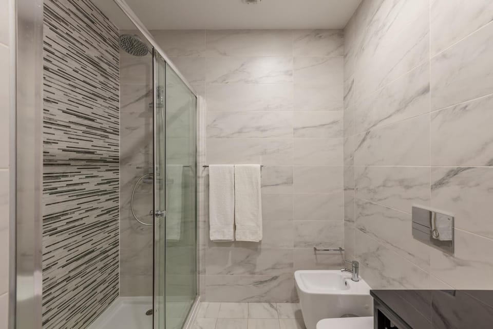 Shower, Toilet, Bathroom, towels