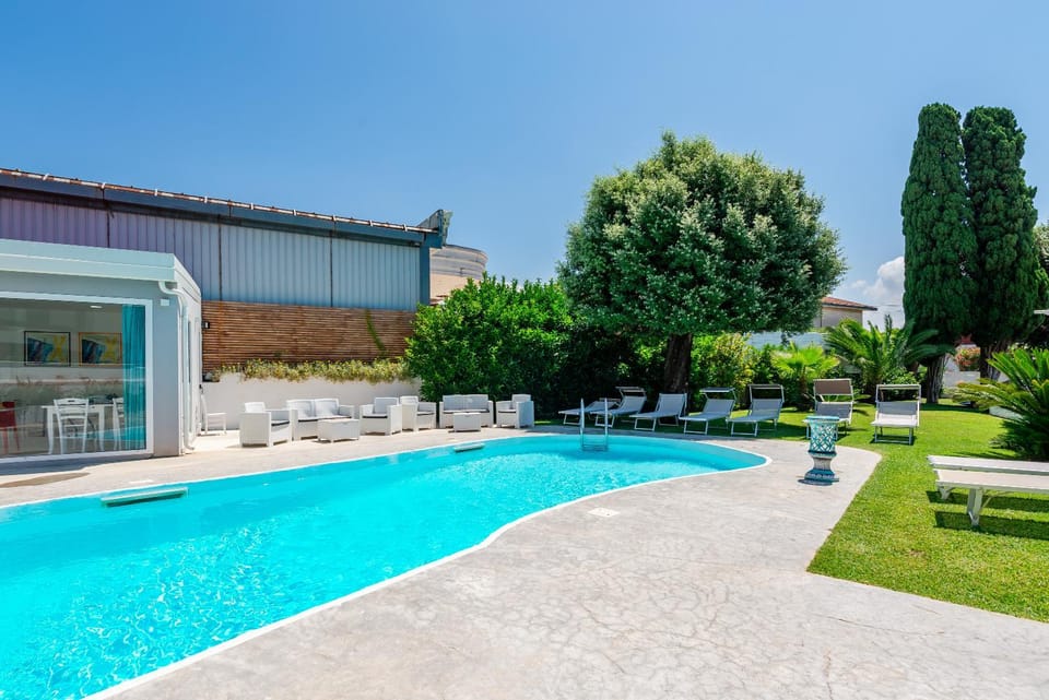 Property building, Swimming pool, Breakfast