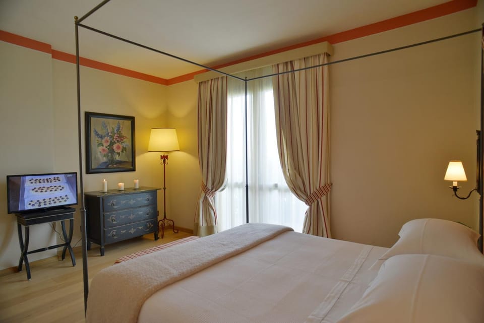 Bed, TV and multimedia, Photo of the whole room, Bedroom