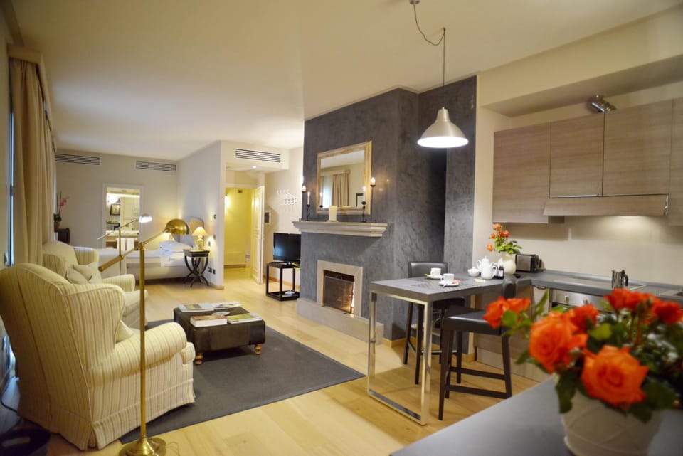 Kitchen or kitchenette, Living room, Seating area, Dining area