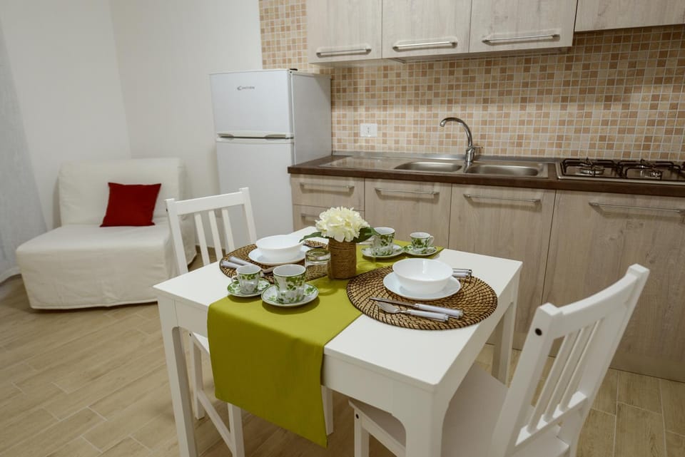 Coffee/tea facilities, Kitchen or kitchenette, Living room, Dining area