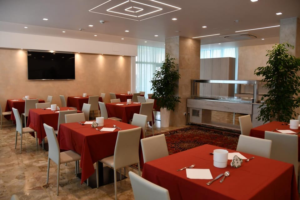 Restaurant/places to eat, Lounge or bar