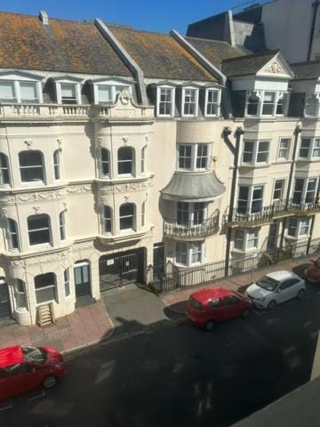 Property building, Day, Neighbourhood, City view, Street view, Location, Parking