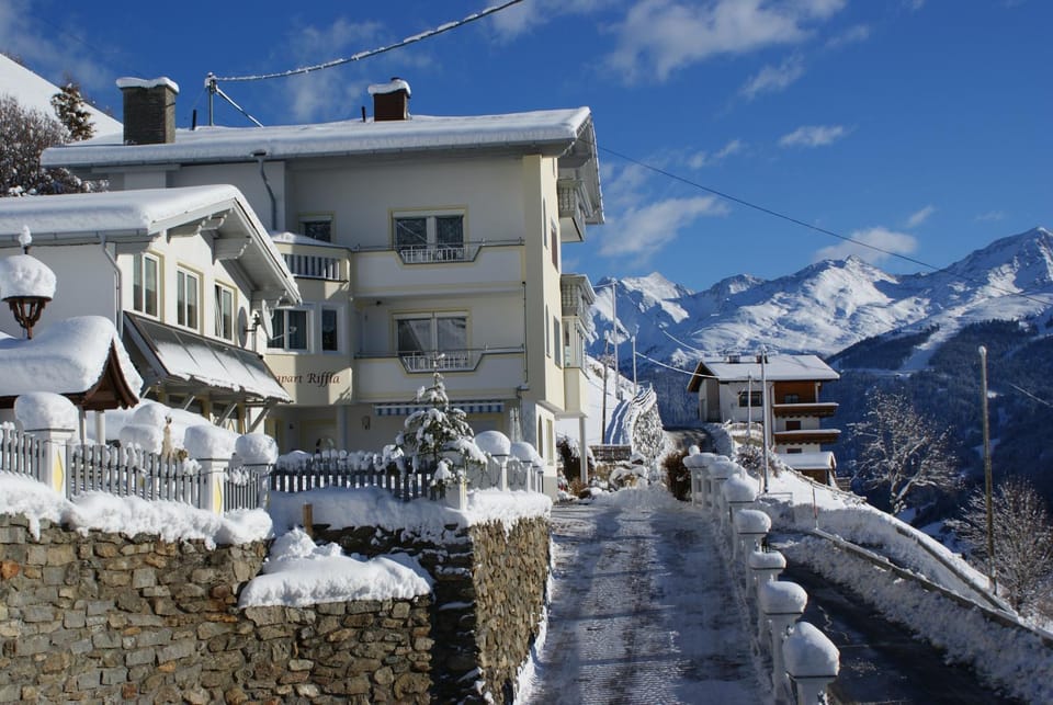 Facade/entrance, Winter