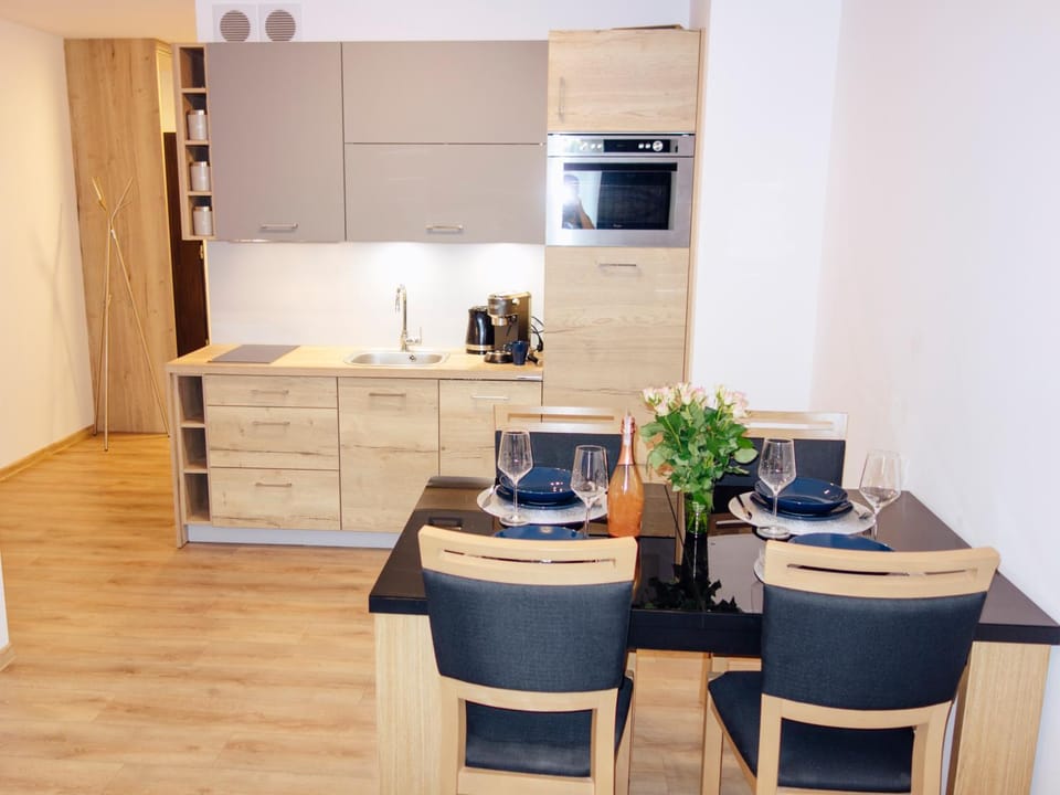 Coffee/tea facilities, Kitchen or kitchenette, Living room, Other, Photo of the whole room, Decorative detail, Seating area, Dining area, On site, Area and facilities