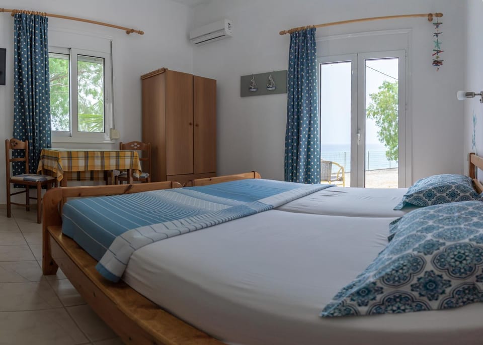 Property building, Bed, Photo of the whole room, Bedroom, Garden view, Sea view