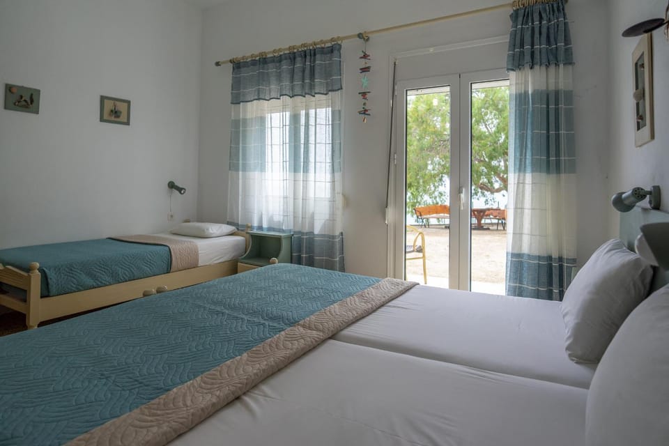 Bed, Photo of the whole room, Bedroom, Garden view, Sea view