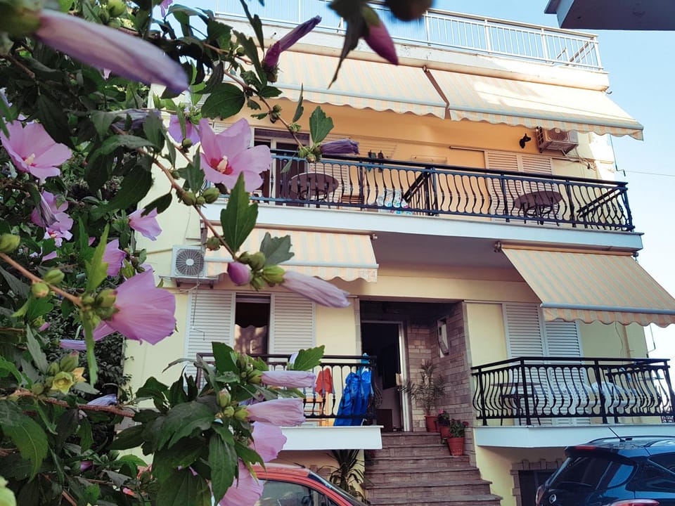 Property building, Facade/entrance, Balcony/Terrace