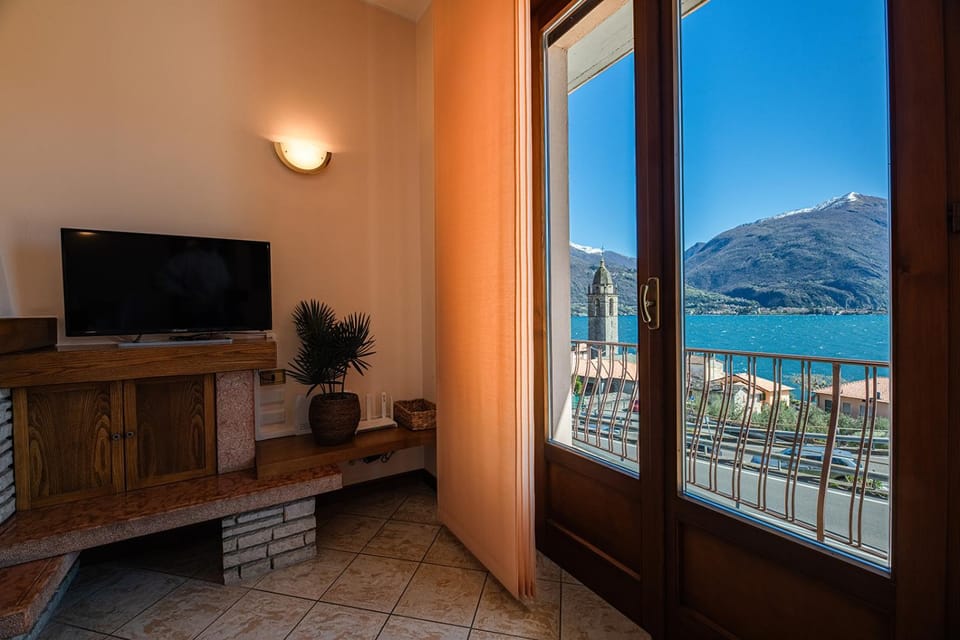 Balcony/Terrace, Living room, Lake view
