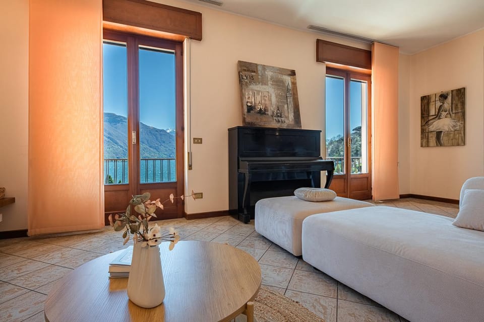 Balcony/Terrace, Living room, Lake view