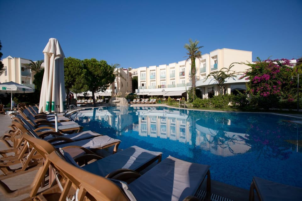 Property building, Swimming pool, Swimming pool