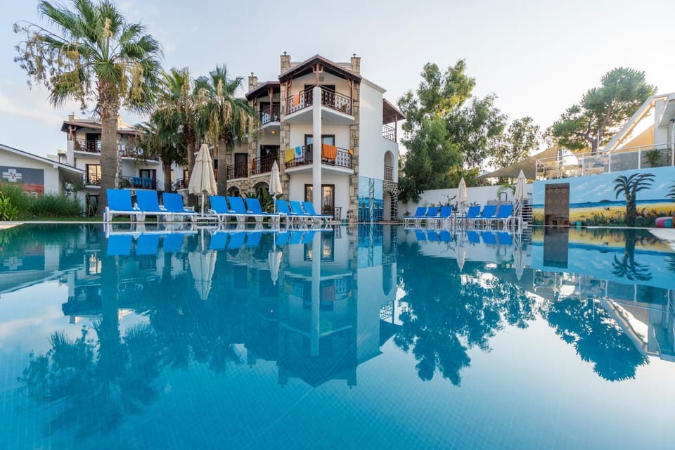 Property building, Swimming pool, Swimming pool