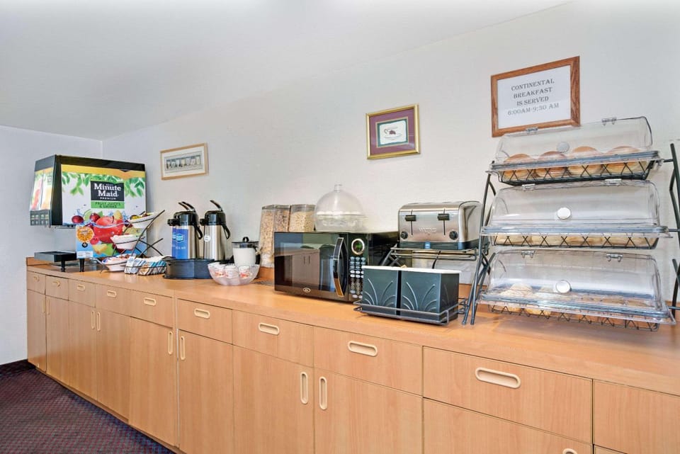 Restaurant/places to eat, On site, Breakfast