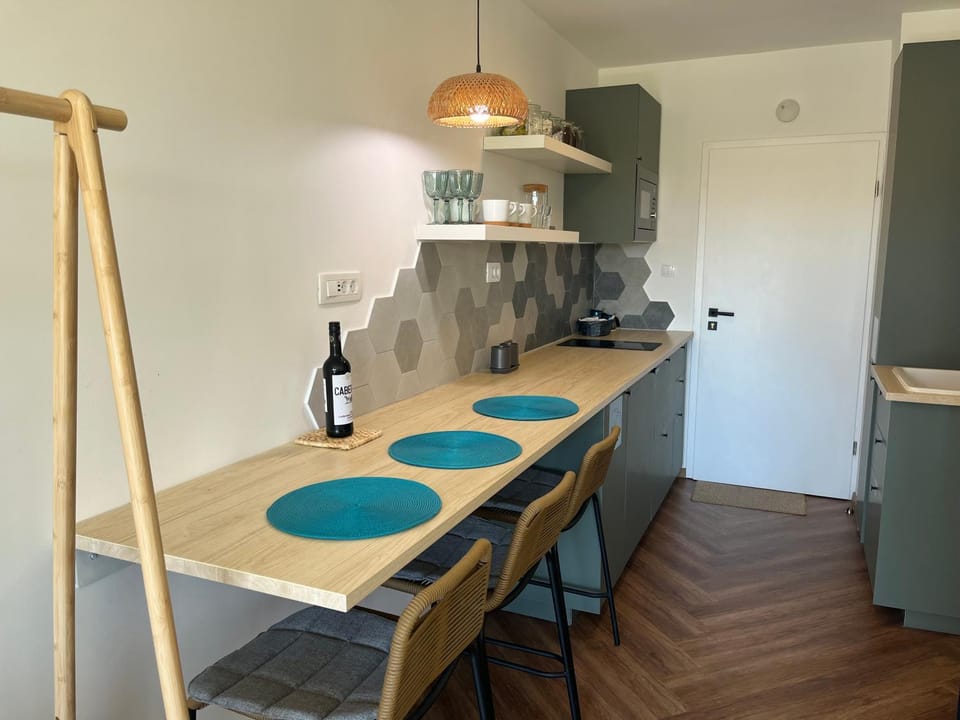 Kitchen or kitchenette, Dining area, microwave, stove, kitchen