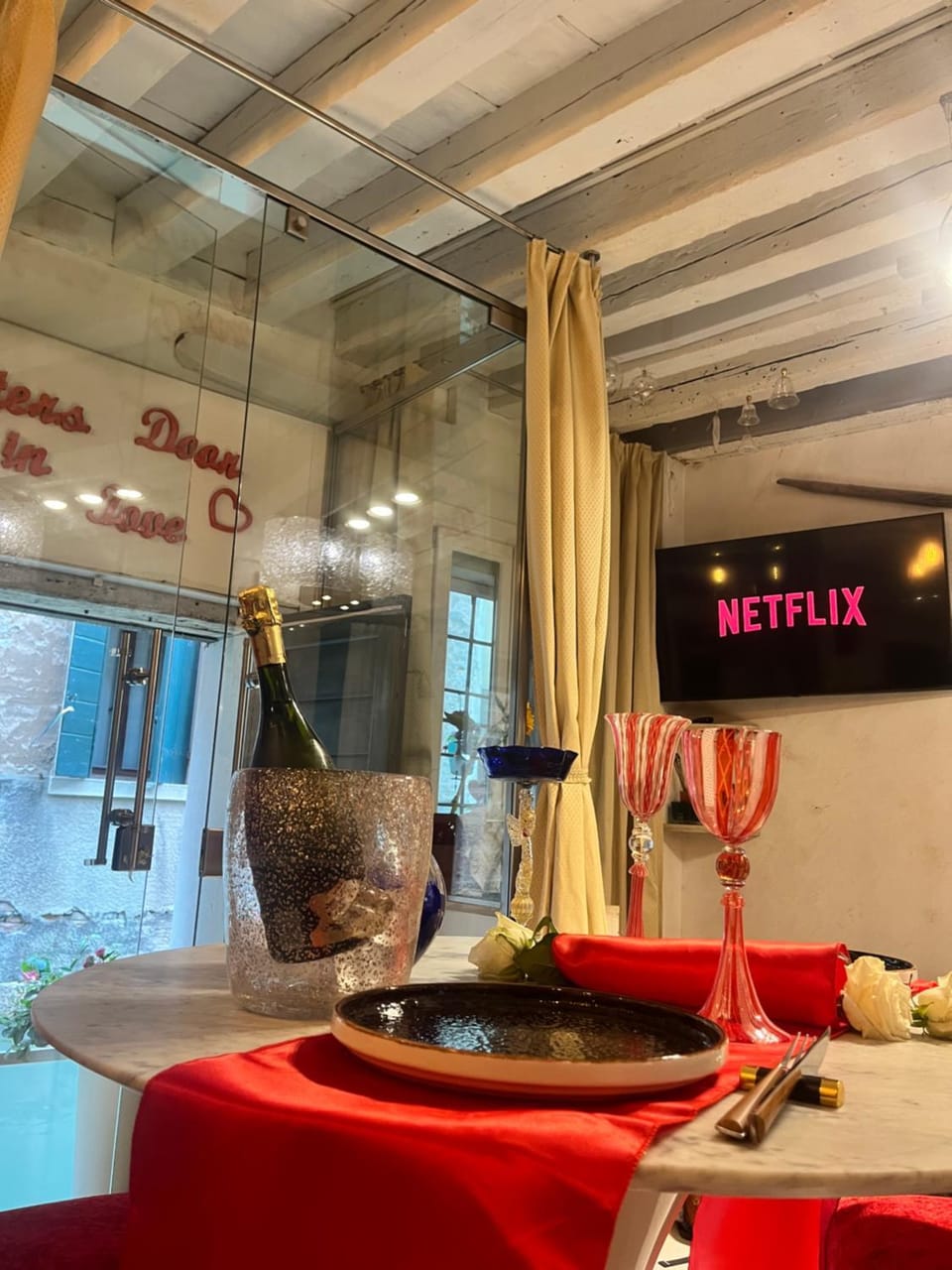 TV and multimedia, Food and drinks, Drinks, Alcoholic drinks