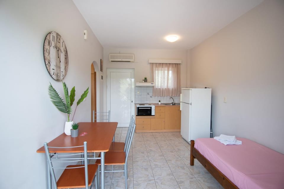 Bed, Kitchen or kitchenette, Seating area
