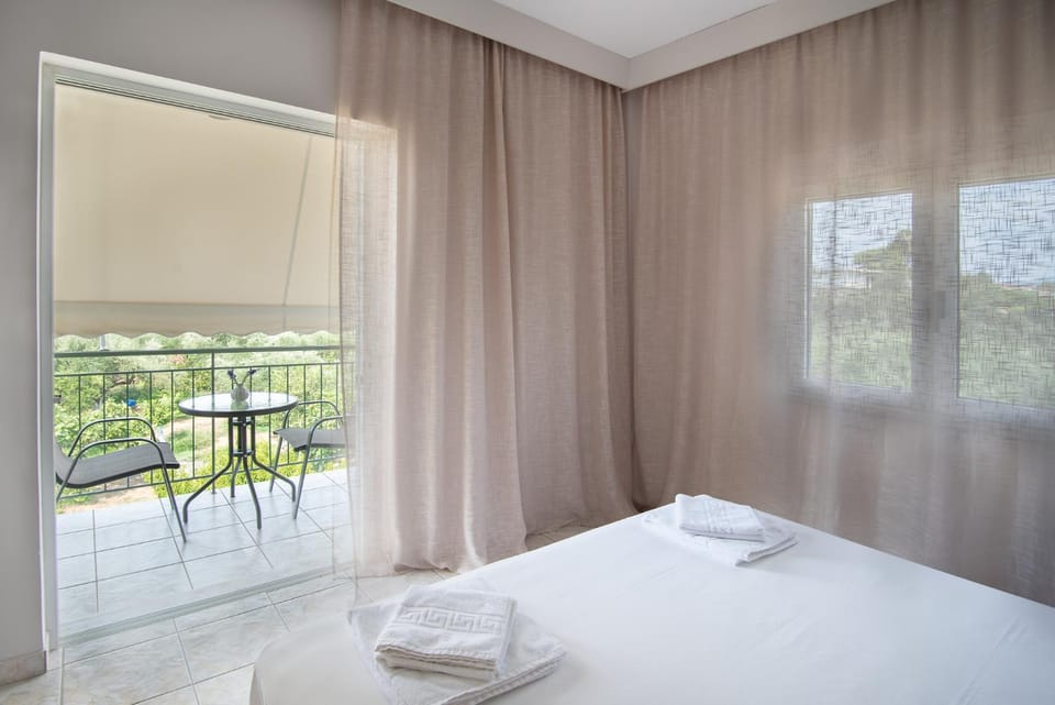 Bed, View (from property/room), Balcony/Terrace, Photo of the whole room, Bedroom, Garden view, Mountain view, towels