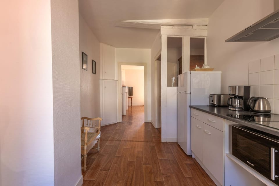 Coffee/tea facilities, Kitchen or kitchenette, oven, stove, toaster, kitchen