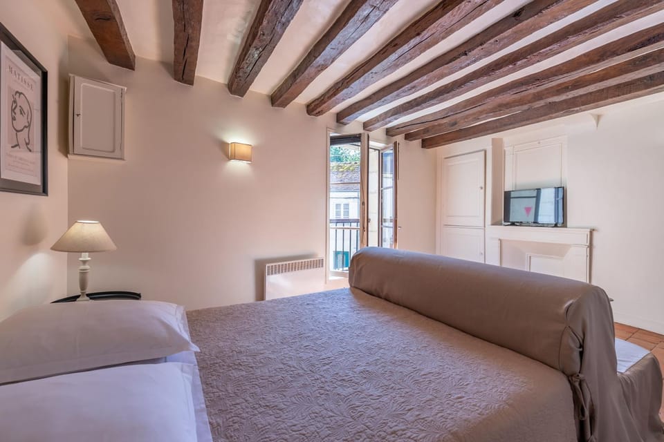 Bed, TV and multimedia, Living room, Photo of the whole room, Seating area, Bedroom, internet