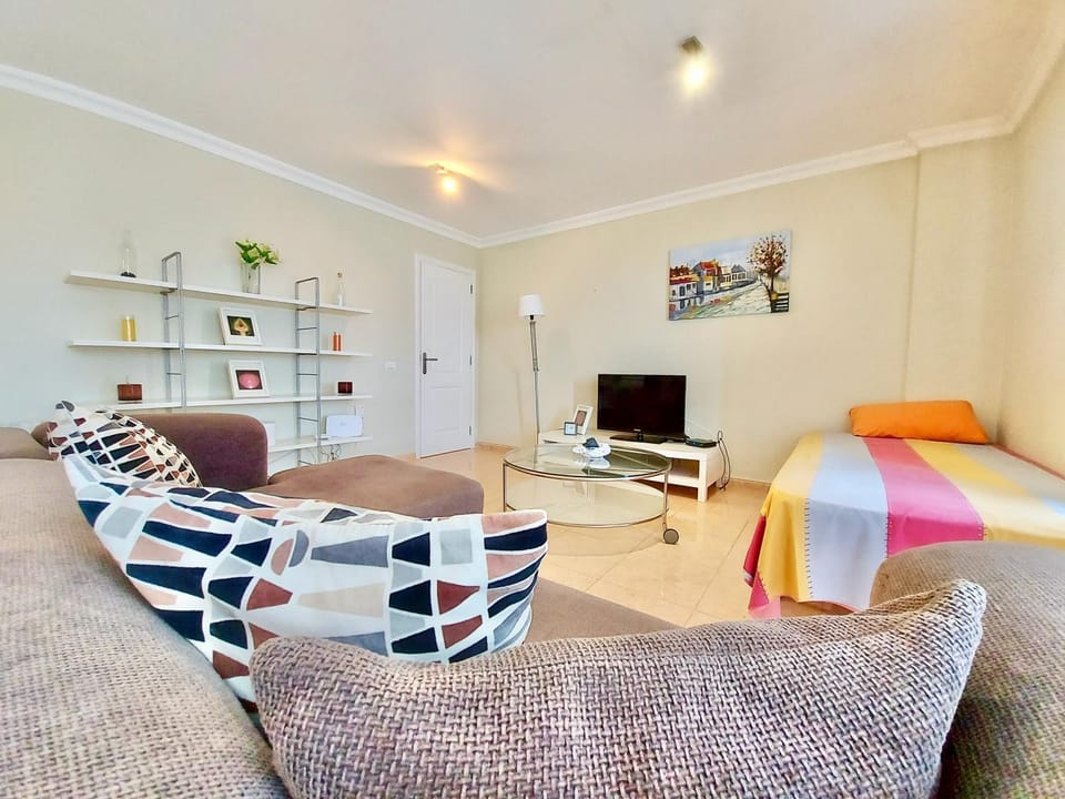 Bed, TV and multimedia, Living room, Decorative detail