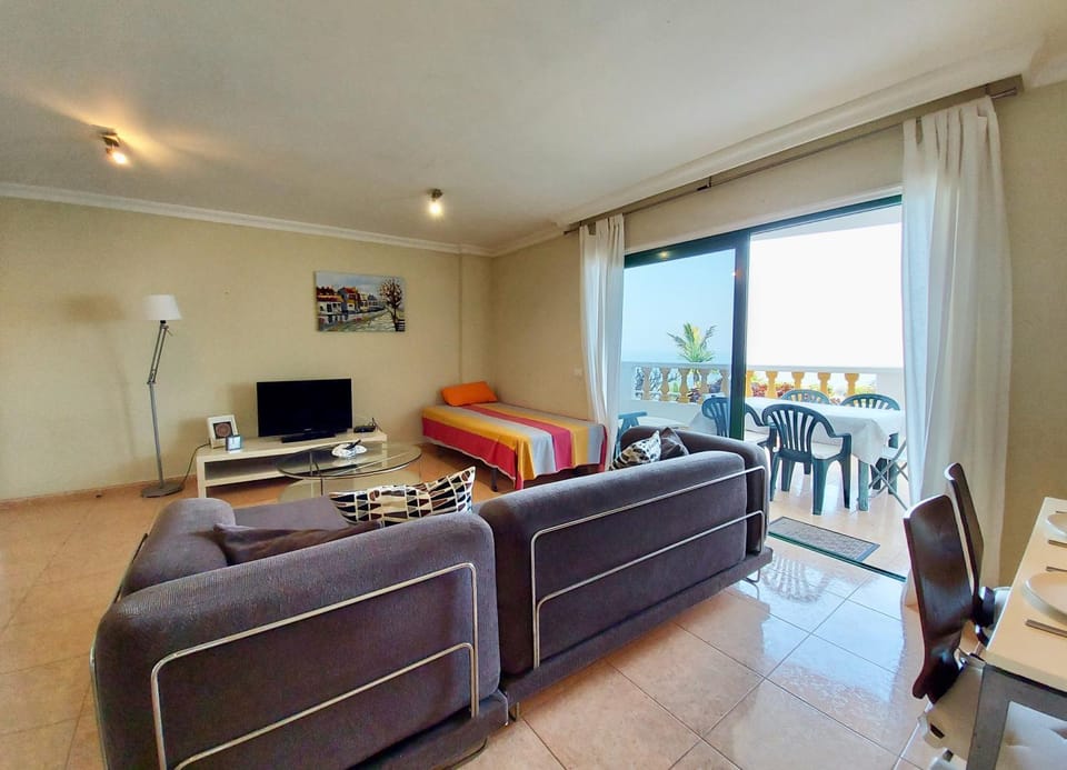 TV and multimedia, Balcony/Terrace, Living room, Decorative detail, Dining area