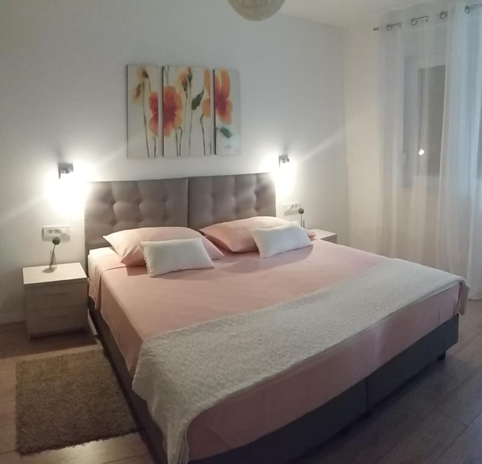 Bed, Night, Photo of the whole room, Bedroom