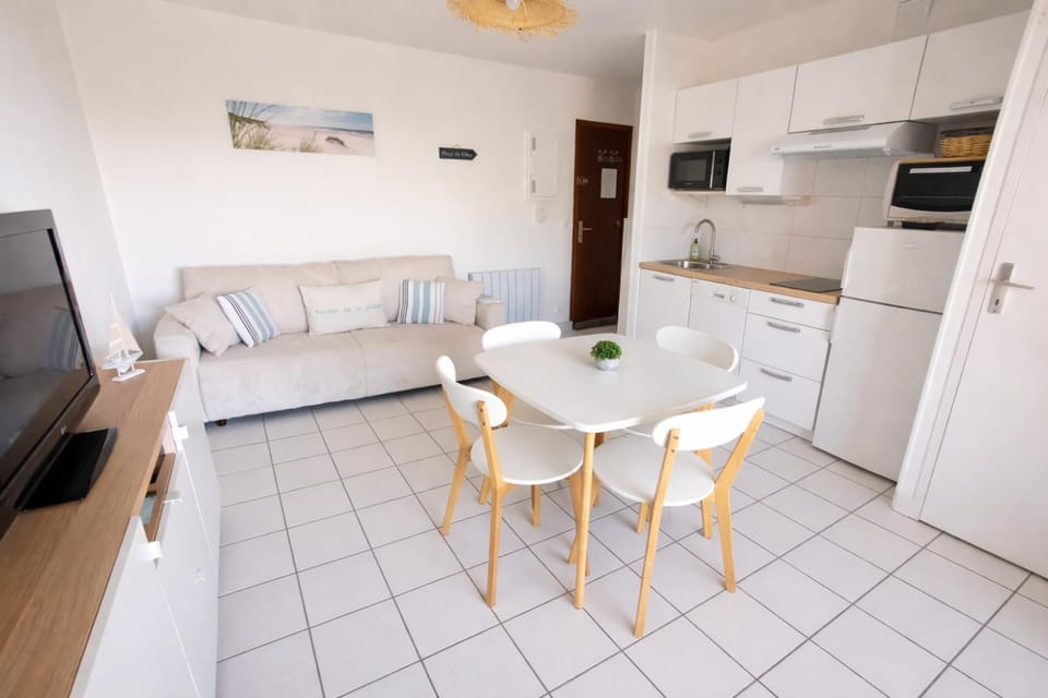 TV and multimedia, Kitchen or kitchenette, Living room, Seating area, Dining area, dishwasher, oven, stove
