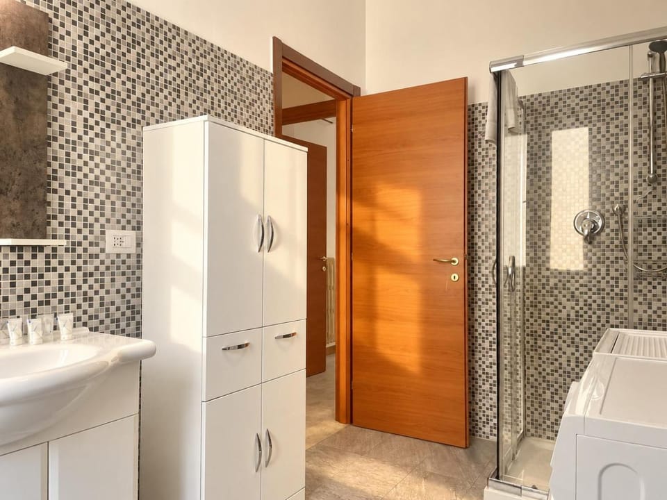 Shower, Bathroom, towels