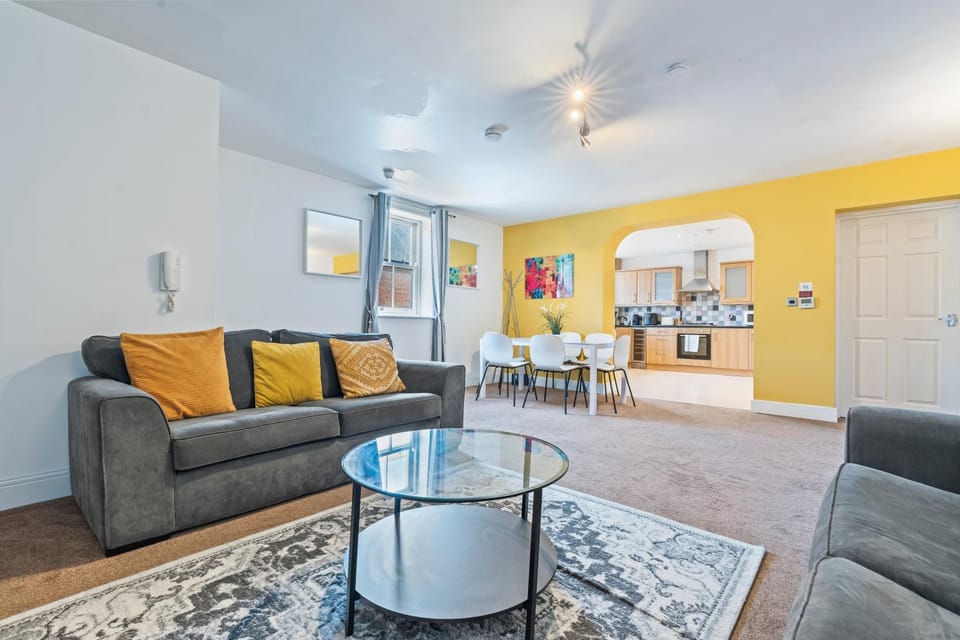 TV and multimedia, Living room, Seating area, Dining area