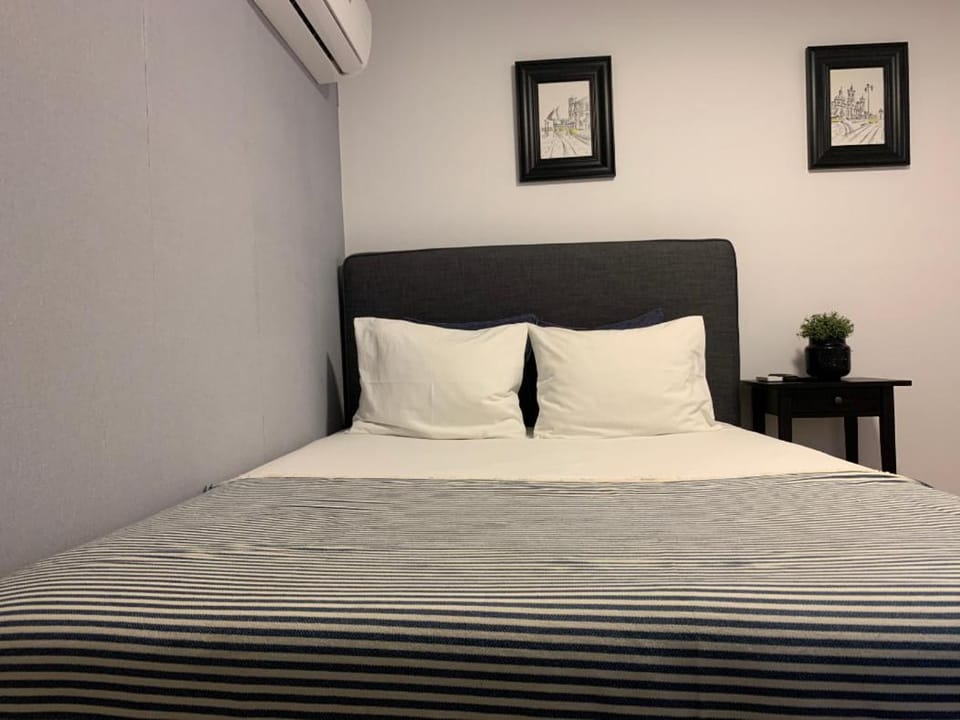 Bed, air conditioner