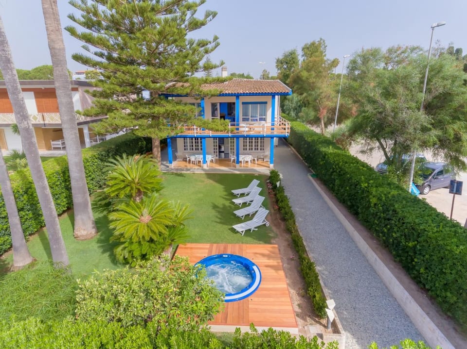 Property building, Garden, Hot Tub, Garden view