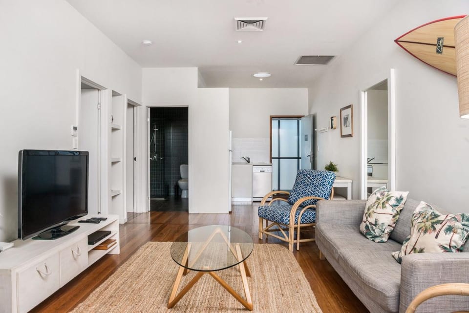 TV and multimedia, Kitchen or kitchenette, Living room, Seating area