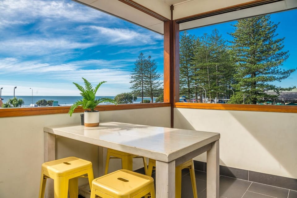 Patio, Day, View (from property/room), Balcony/Terrace, Dining area, Sea view