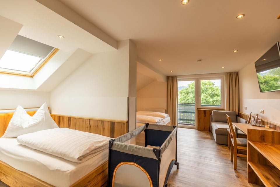 Balcony/Terrace, Living room, Photo of the whole room, Bedroom, children, cot