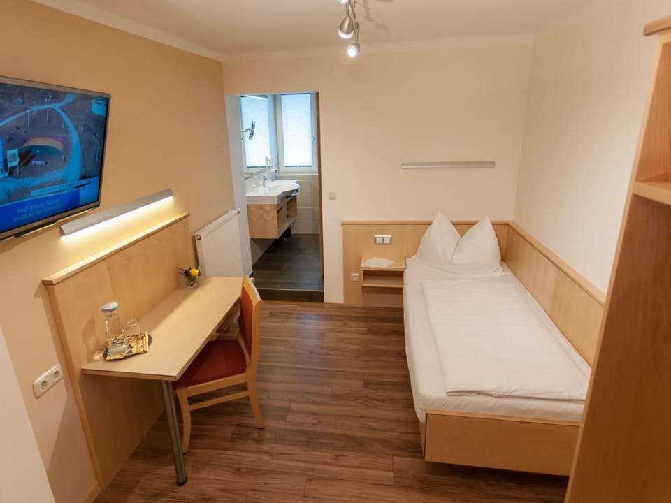 Photo of the whole room, Garden view