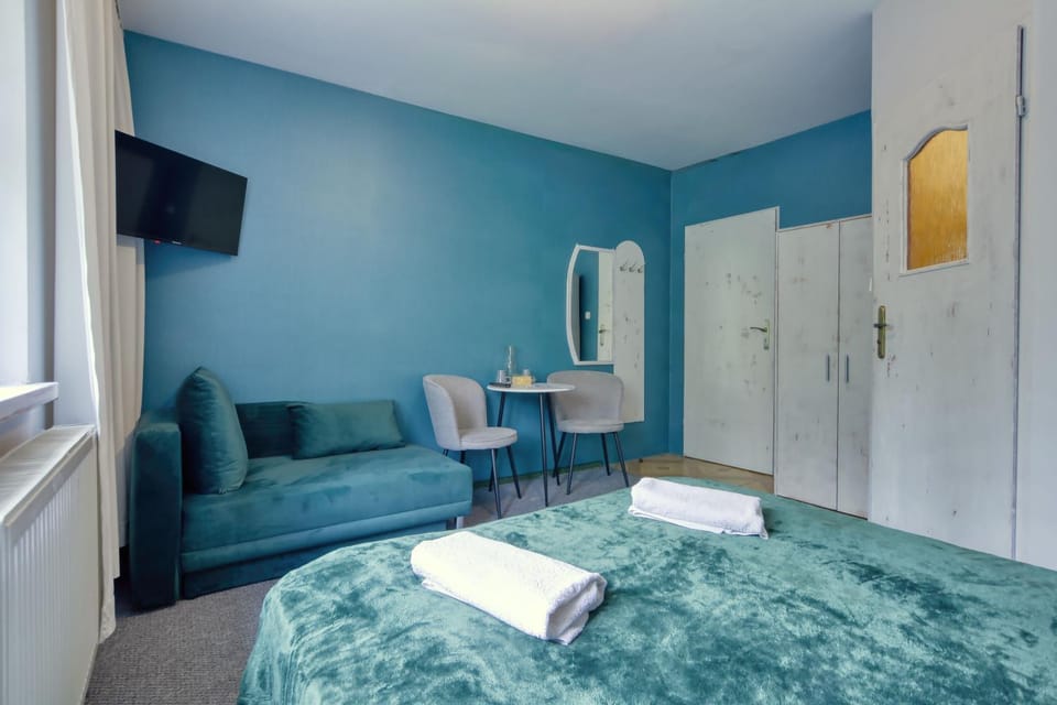Bed, TV and multimedia, Photo of the whole room, Bedroom, towels, wardrobe