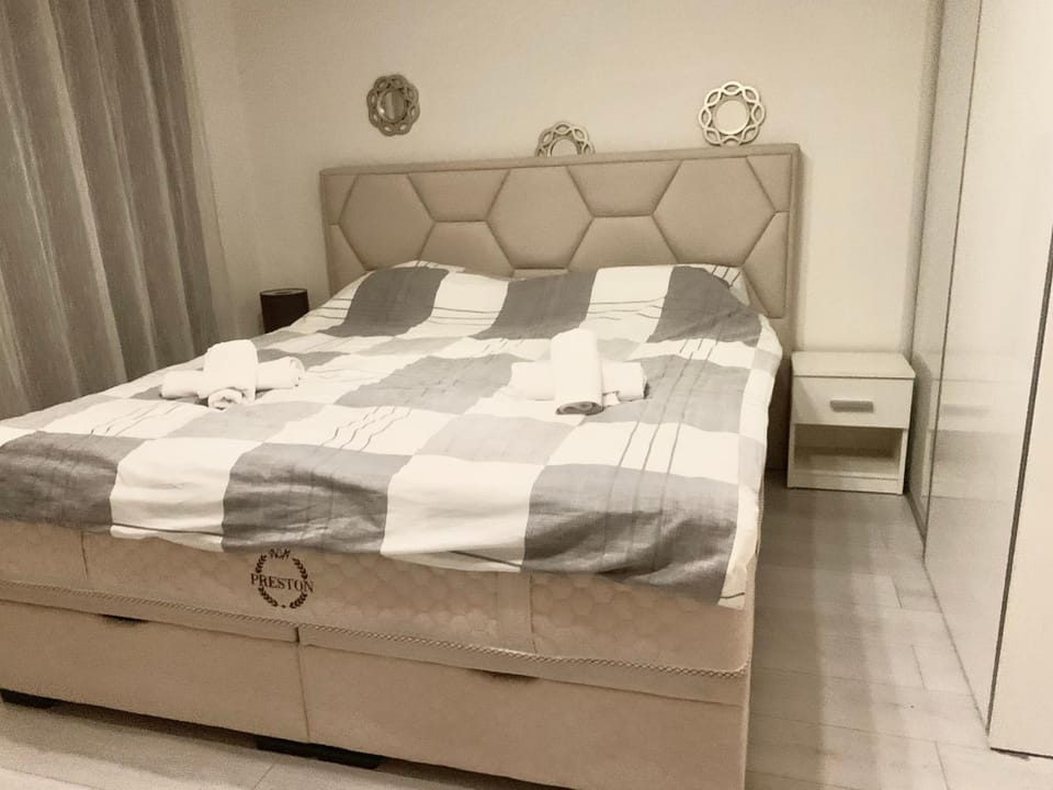 Photo of the whole room, Bedroom