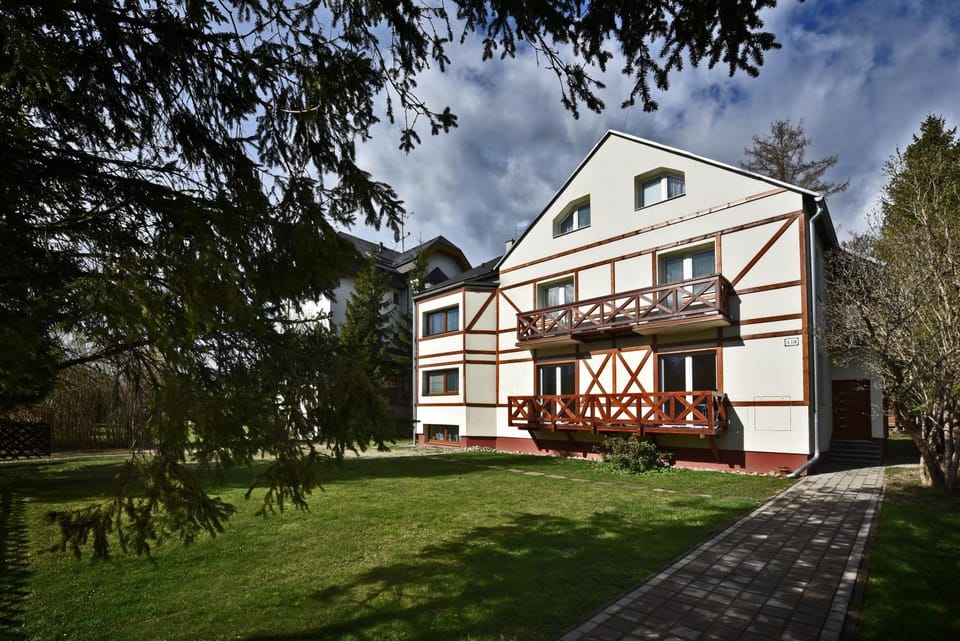 Off site, Garden view, Location