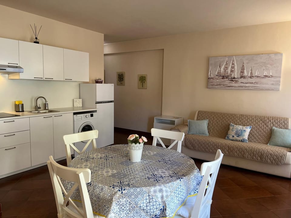 Kitchen or kitchenette, Living room, Seating area, Dining area, stove