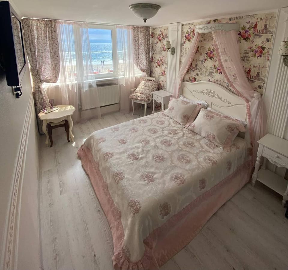 Bed, TV and multimedia, Photo of the whole room, Sea view, locker, wardrobe, air conditioner