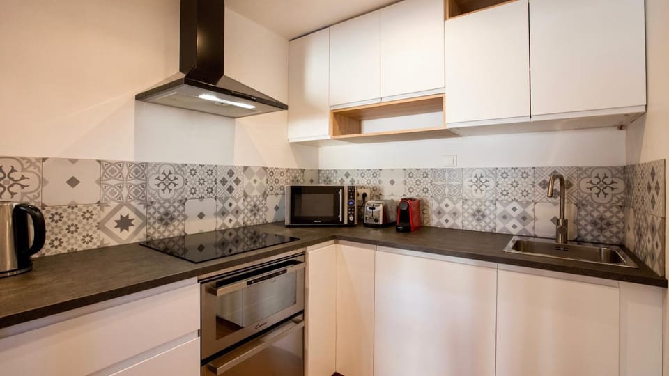 Coffee/tea facilities, Kitchen or kitchenette, dishwasher, oven, stove, toaster