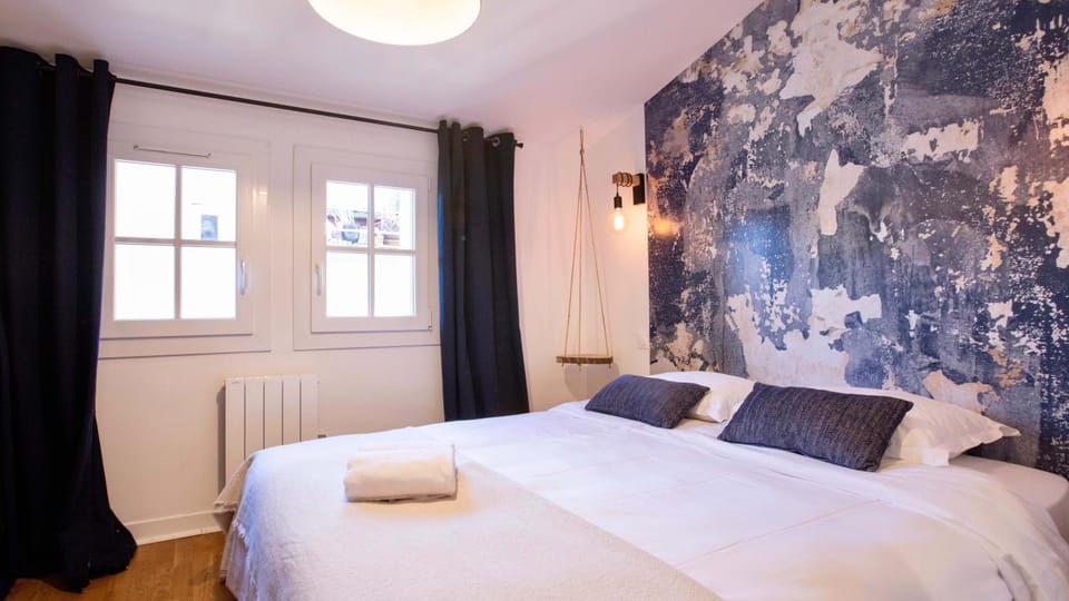 Bed, Photo of the whole room, Bedroom, internet, air conditioner