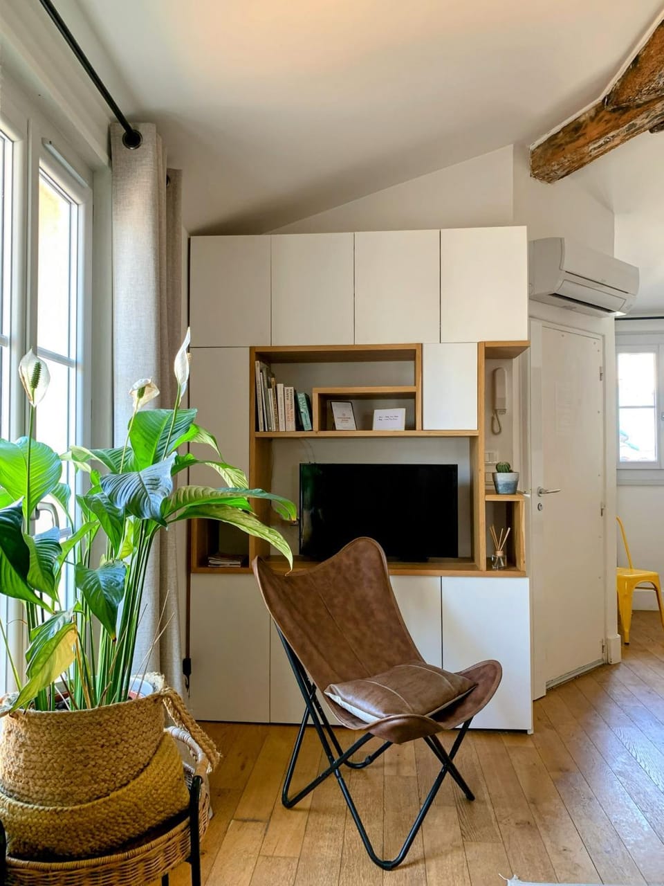TV and multimedia, Living room, Seating area, internet, air conditioner