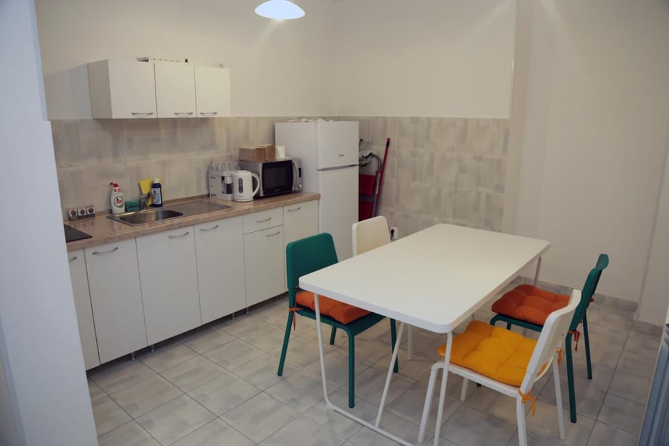 Coffee/tea facilities, Kitchen or kitchenette, Living room, Seating area, Dining area