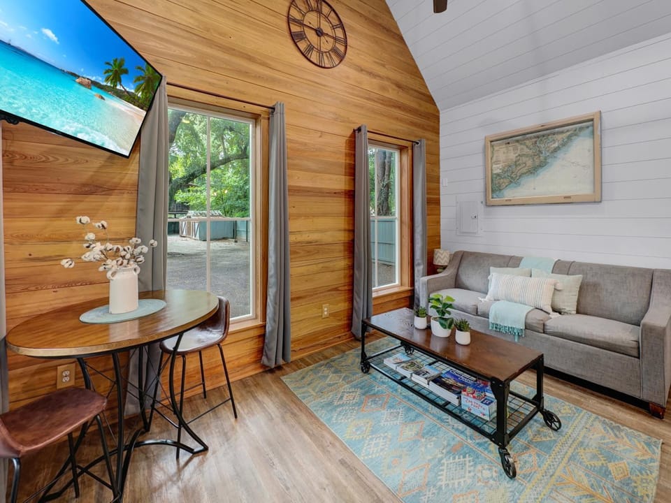 Cozy Island Cottage Bed and Breakfast in James Island