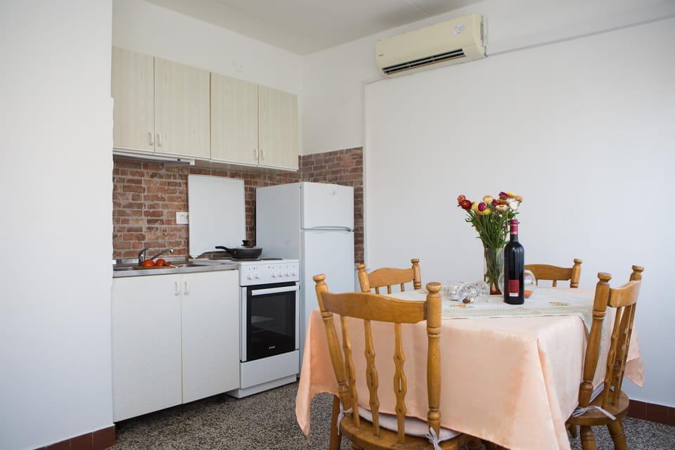 Kitchen or kitchenette, Dining area, oven, stove